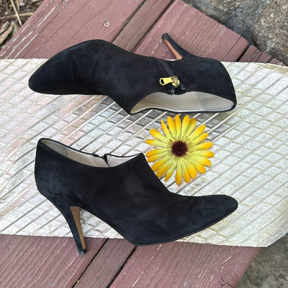 🩷 Bettye Muller; Elegant, Made in Italy, Black Suede Bootie Heels, Wm. Sz. 9/40! - Picture 4 of 10